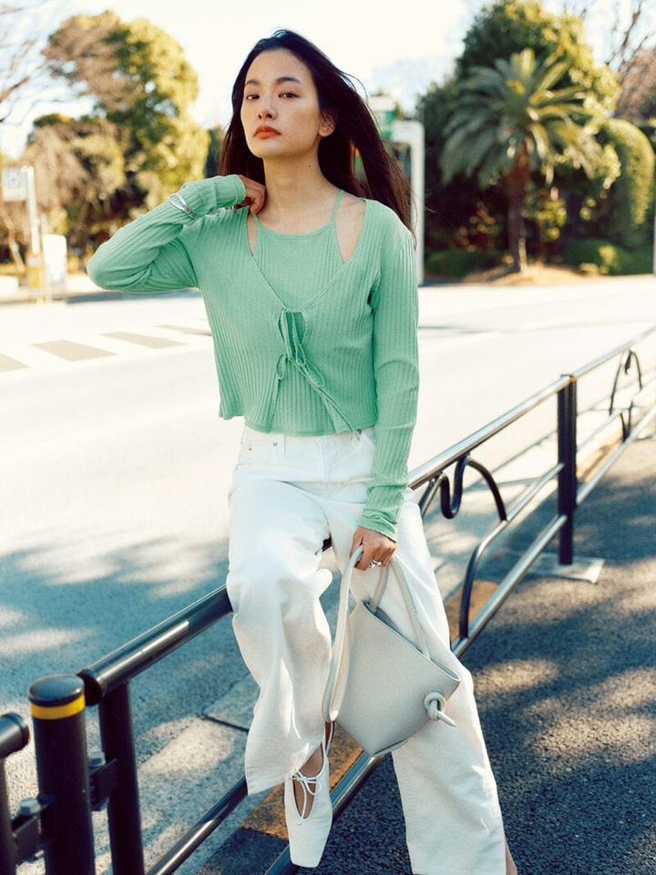 Leeとのコラボデニムパンツ￥20,900（ミースロエ） トップス￥31,900（ビューティフルピープル／ビューティフルピープル 渋谷パルコ2F） バッグ￥39,600（ヴァジック／ヴァジックジャパン） フラットシューズ￥36,300（ピッピシック／ベイジュ） リング￥53,900（ヌゥ ユゥ／アイネックス） バングル￥14,300（ジュエッテ） モデル＝織田梨沙