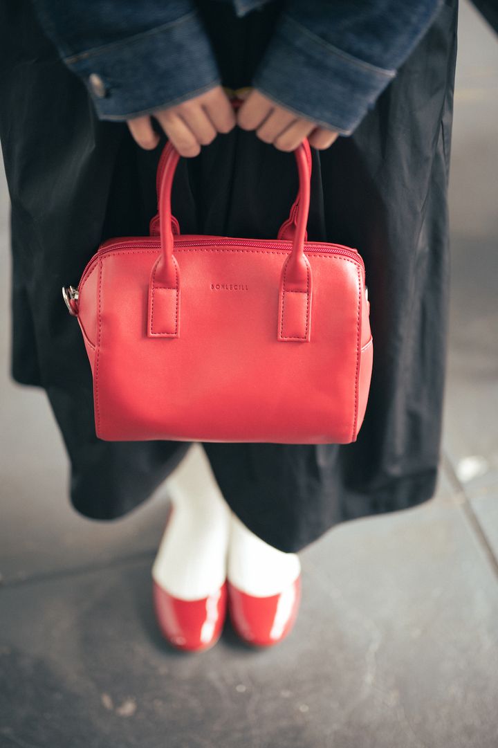 赤の小物でデニムジャケットスタイルをレディに昇華【FUDGE FRIEND おしゃれさんの毎日コーディネート vol.355｜鈴木楽々】