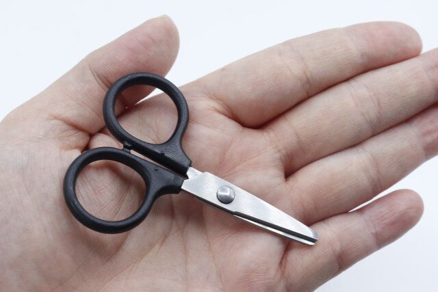 ダイソーのミニハサミ（ふせネコ、マグネット付）