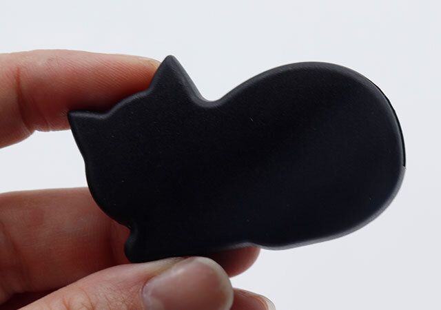 ダイソーのミニハサミ（ふせネコ、マグネット付）