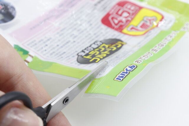 ダイソーのミニハサミ（ふせネコ、マグネット付）