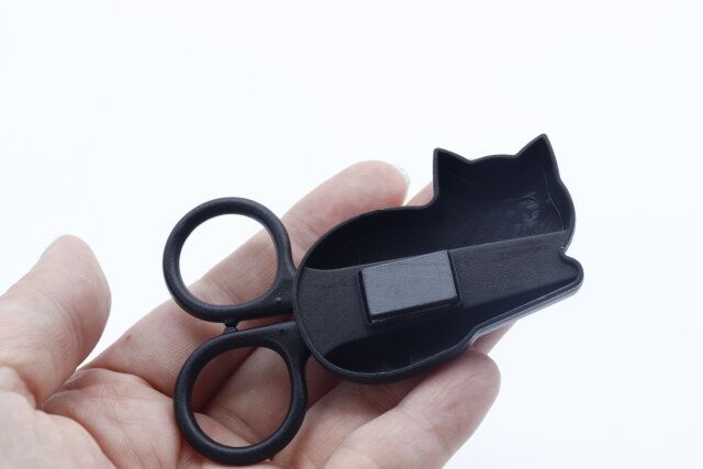 ダイソーのミニハサミ（ふせネコ、マグネット付）