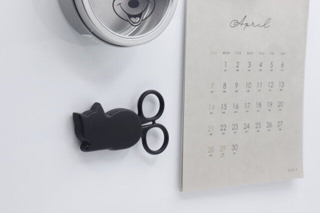 ダイソーのミニハサミ（ふせネコ、マグネット付）