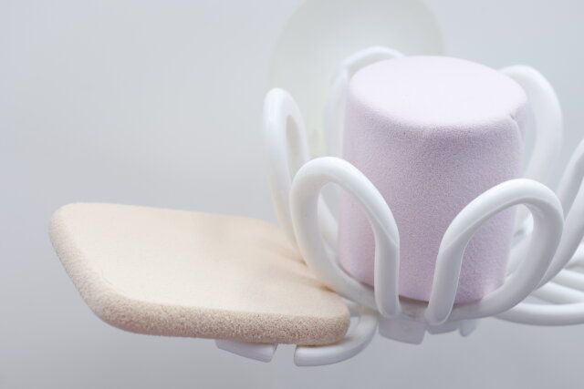 セリアのフラワーの3Dパフホルダーにメイクパフを置く