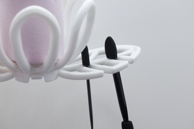 セリアのフラワーの3Dパフホルダーにメイクチップを干す