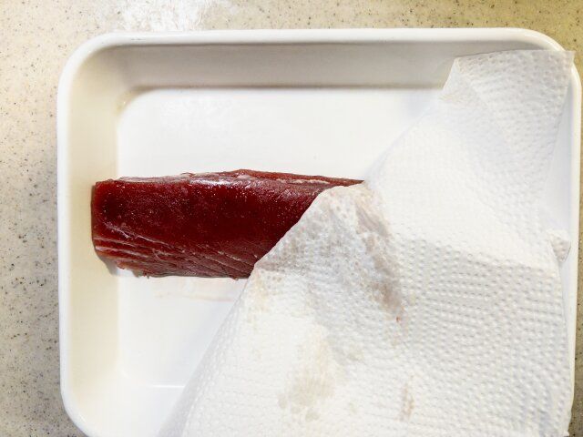 かつおのステーキ レシピ かつおに塩を振り水気を拭いて小麦粉を振る