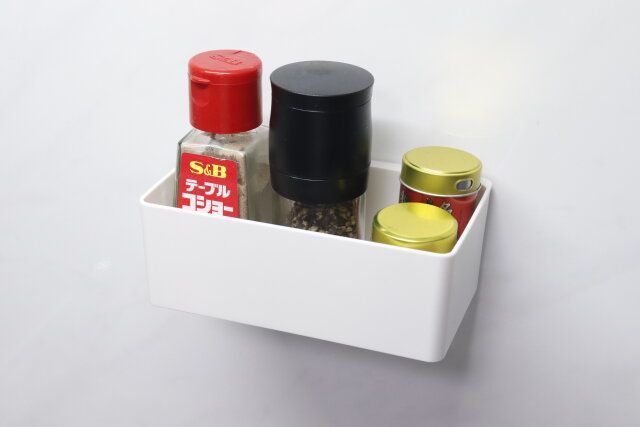 ダイソーのnoma スパイスラック（マグネット）にスパイスボトルを収納