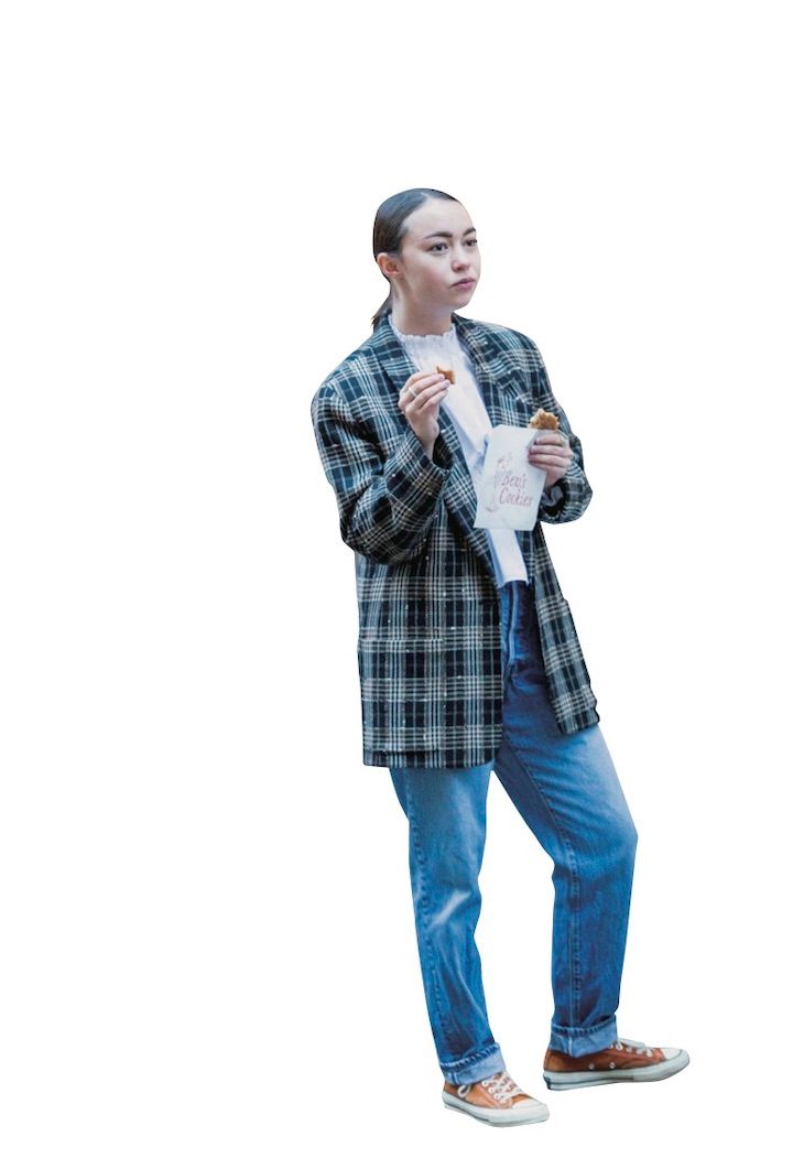 デニムとジャケットのメンズライクなコーデにガーリーなブラウスをプラス！