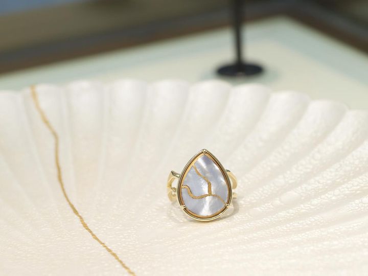 画像: 輪島塗職人であり、金継ぎ師の桐本滉平さんとのコラボレーション リング￥330,000 出典：ミラモア