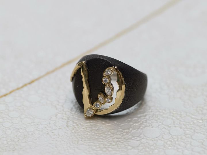 画像: 「KINTSUGI ヴィクトリアプラチナノワールシグネットリング」￥1,100,000 出典：ミラモア