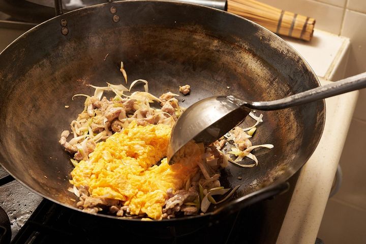 肉を炒めて仕上げる