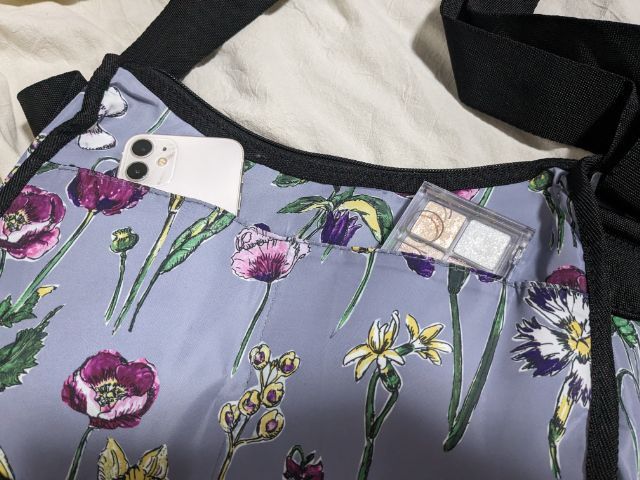 背面には2つのオープンポケット