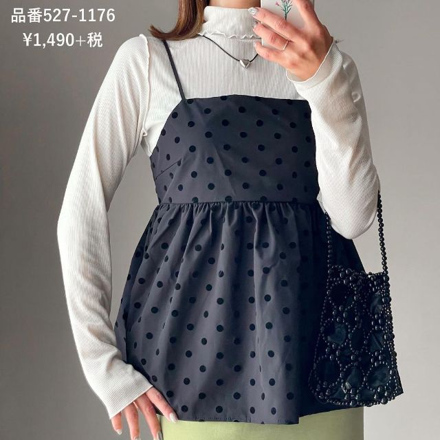 フロッキードットキャミを着用している