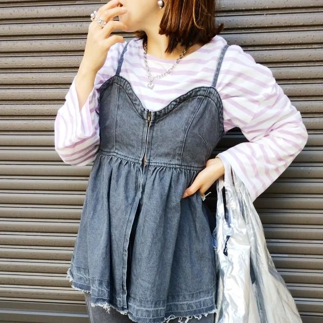 デニムビスチェを着用している