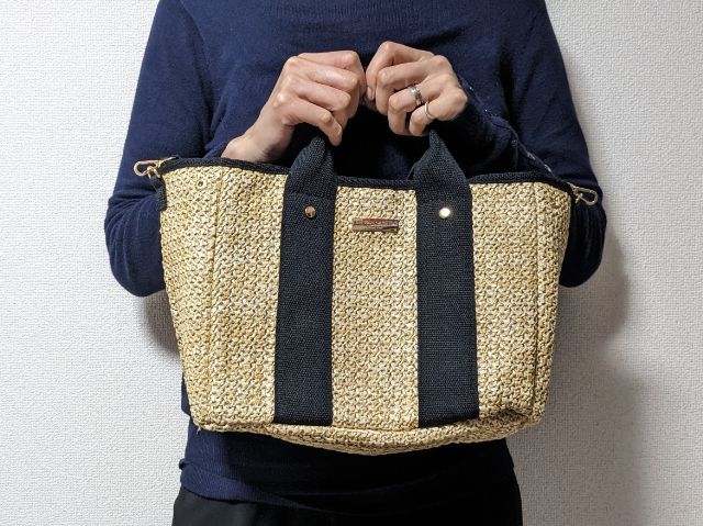 スナップボタンを開けて手持ち