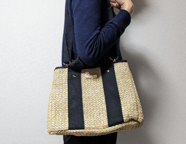 ショルダーストラップを付けて肩にかけたところ