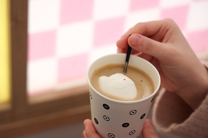 「きつねマシュマロココア」イートイン495円、テイクアウト486円