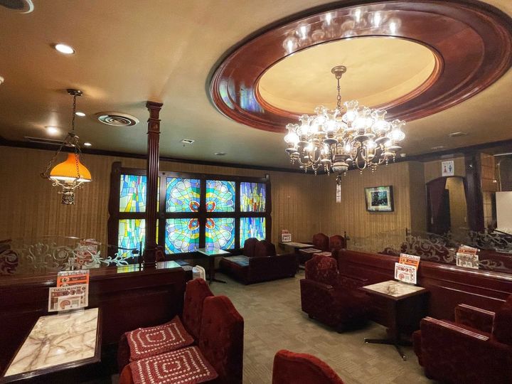 ▲シャンデリアとステンドグラスは「館」のシンボル的存在