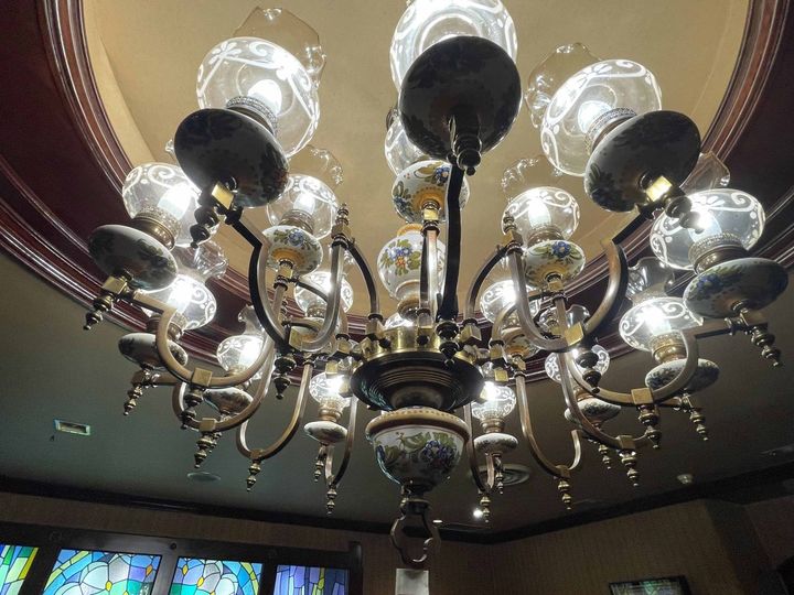  ▲パーツには気品ある陶磁器も使われるなど、見れば見るほど美しいシャンデリア