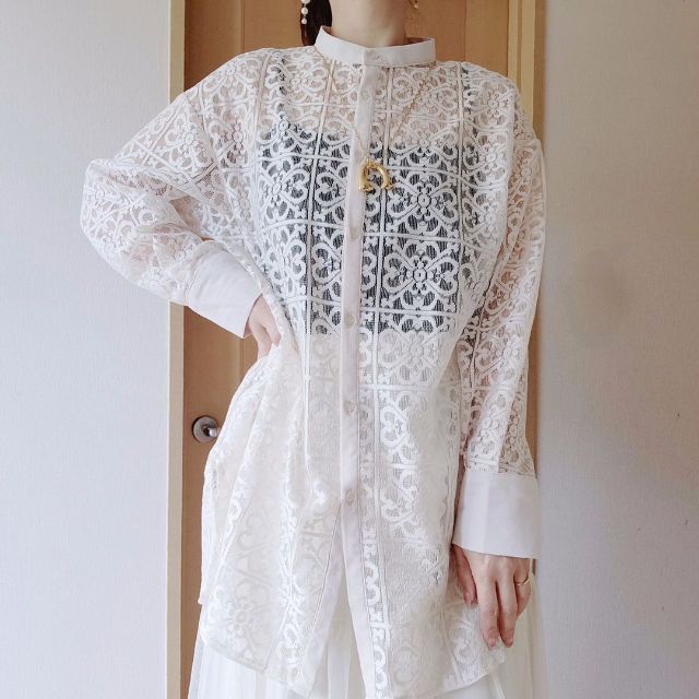 レースクレリックシャツを着用している