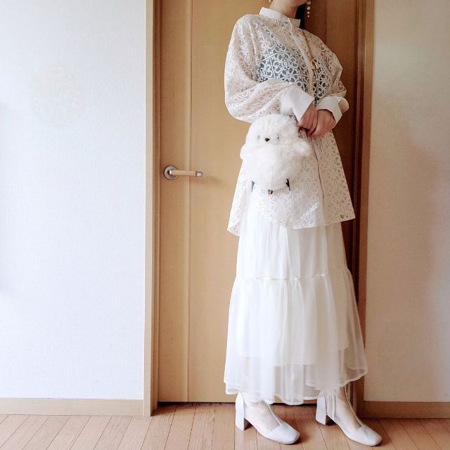 レースクレリックシャツを着用した全身コーデ