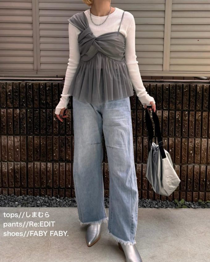 しまむらのグレーの「チュール変形キャミチュニック」×フリンジワイドデニムパンツ