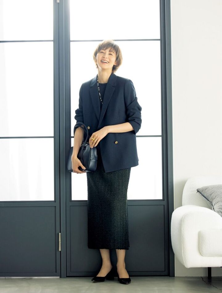 紺ブレに黒タイトスカートのスタイルUPコーデ