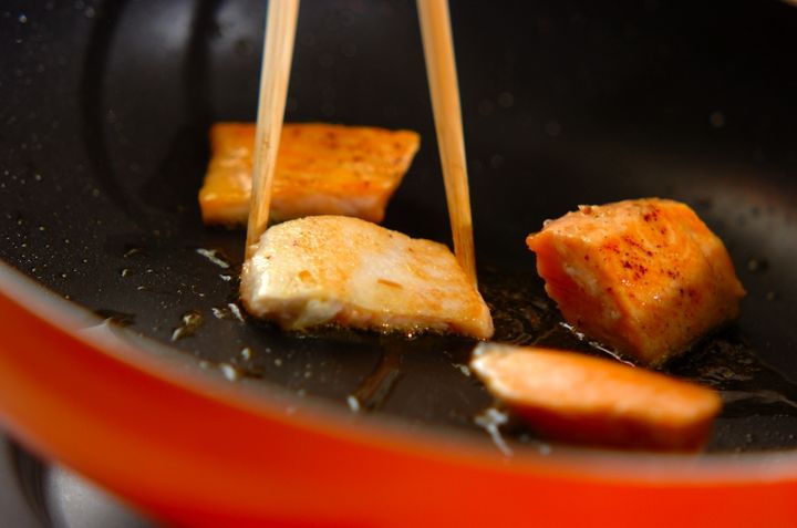 鮭とハマグリのフライパンパエリアの作り方1