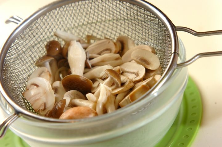 キノコのガーリックマリネの作り方1