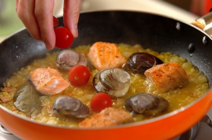 鮭とハマグリのフライパンパエリアの作り方4