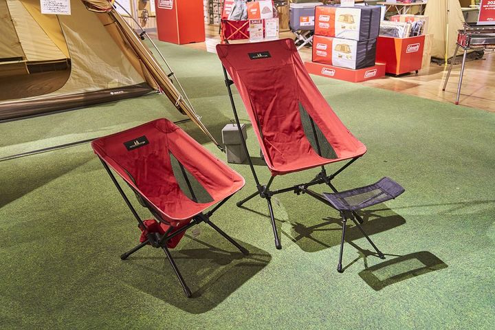 （左）「Ogawa」ツーアングルチェアL ＆ フットレスト 22550円