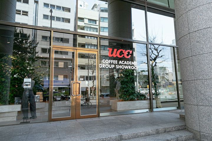 東京校の外観。UCCの赤いロゴマークが目印。正面入り口から右に進んだ場所がセミナールーム