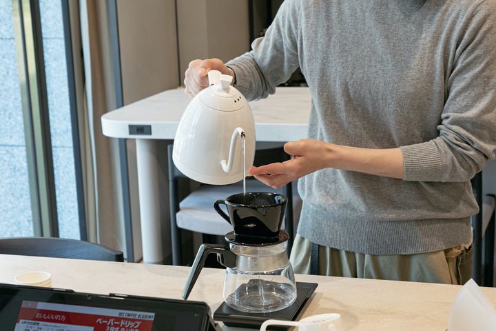 サーバーにドリッパーをセットして、器具全体を湯せん