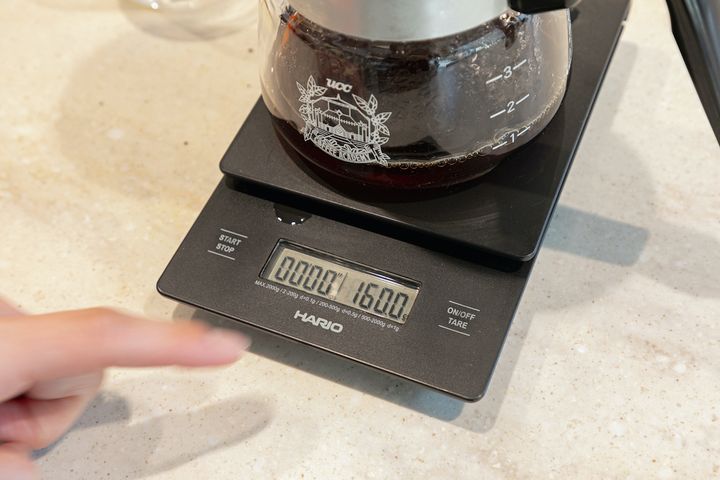 蒸らしで20cc、1投目で80cc、2投目で40cc、3投目で20cc、計160ccになるようスケールで測りながら抽出