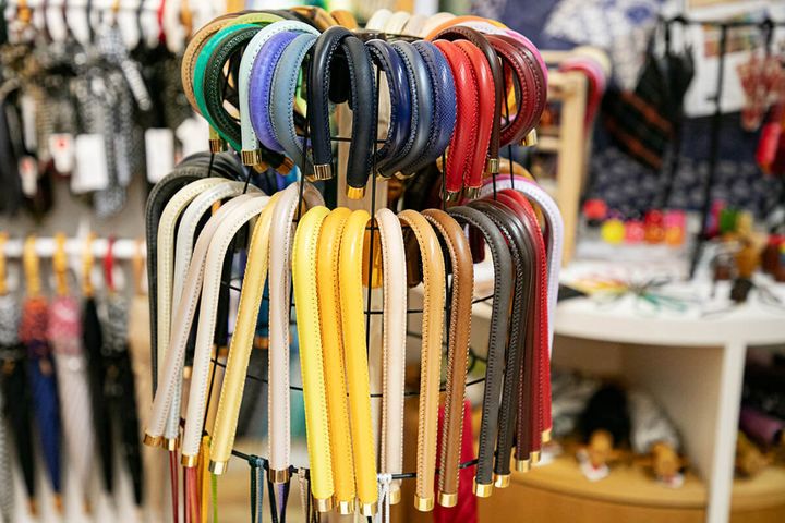 同じ色柄の傘でもハンドルとの組み合わせによってイメージががらりと変わる