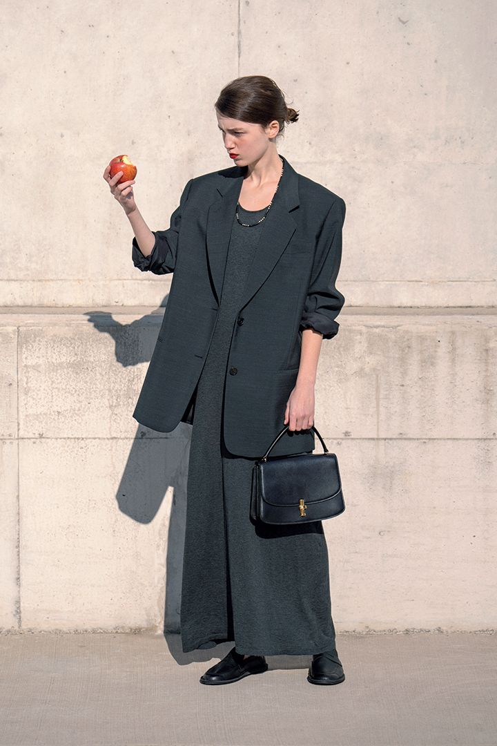 《THE ROW》のテーラードジャケットをエレガントに着崩す【本日のFUDGE GIRL-4月12日】