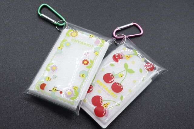 セリアのニャッキ！ カラビナ付きクリアケース