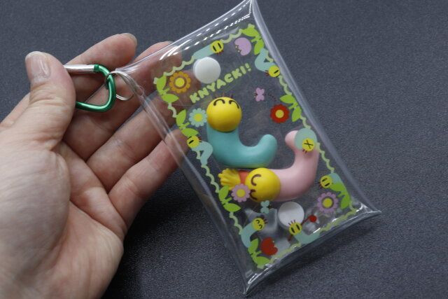 セリアのニャッキ！ カラビナ付きクリアケースにミニフィギュアを収納