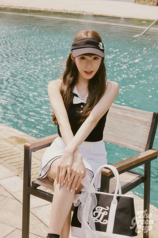 少女時代・ティファニー、“美脚”際立つゴルフウェアを披露！