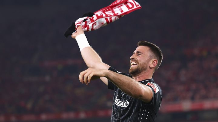 東京五輪で日本と対戦したスペイン代表GK、栓抜きは不要！“歯で瓶ビールを開ける瞬間”が話題