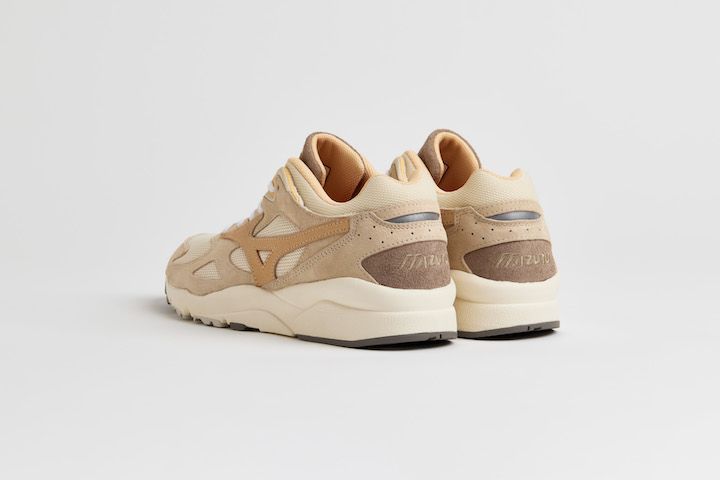 《イル ビゾンテ》×《ミズノ》のコラボ最新モデルが発売！ヌメ革をアクセントにグレージュトーンで統一した柔らかな表情に注目
