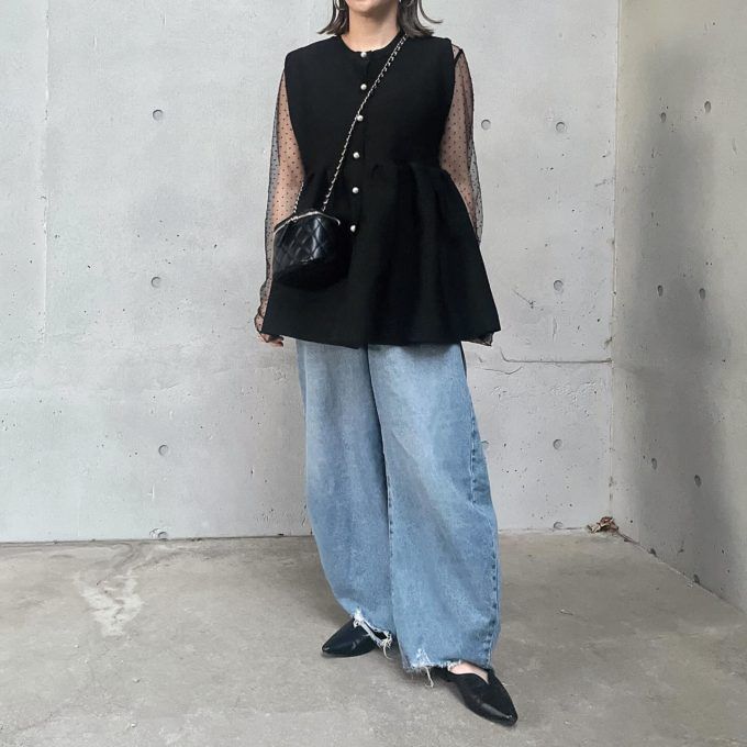 しまむらのブラックの「ペプラムニットベスト」×ワイドダメージデニム