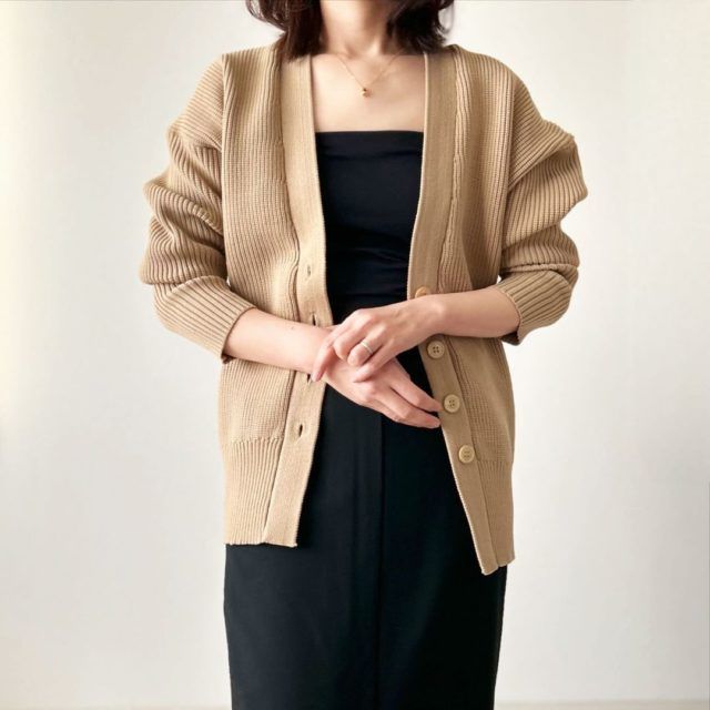 UNIQLO「チューブトップニットカーデコーデの女性」