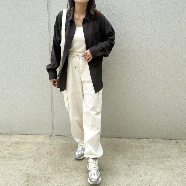 UNIQLO「チューブトップブラウスコーデの女性正面」