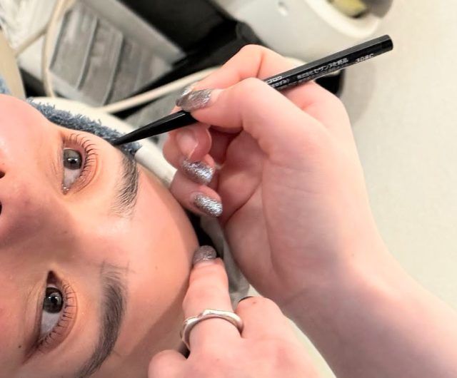 眉毛施術中