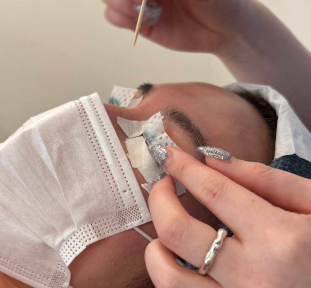 まつ毛施術中目元アップ