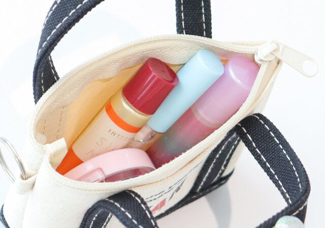 VANのトート型ミニポーチにコスメを収納