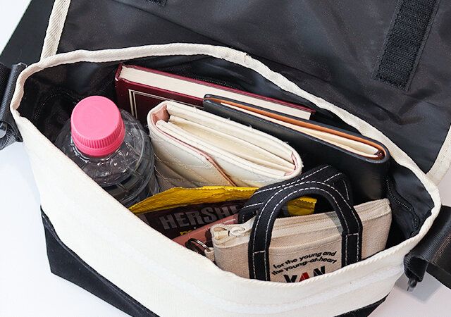 VANのIVYメッセンジャーバッグに荷物を収納