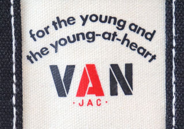 VANのトート型ミニポーチのロゴプリント