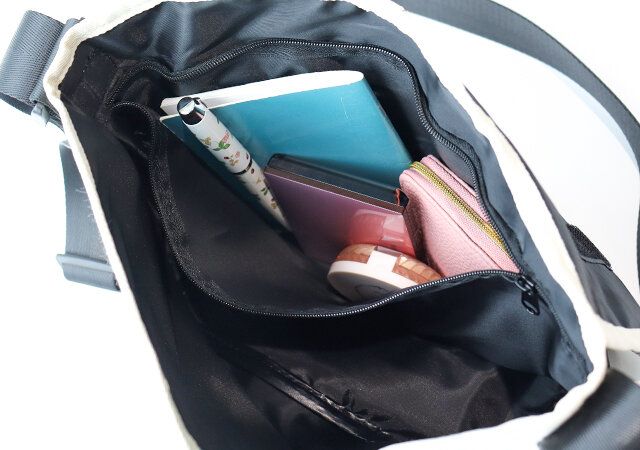VANのIVYメッセンジャーバッグの内ポケット
